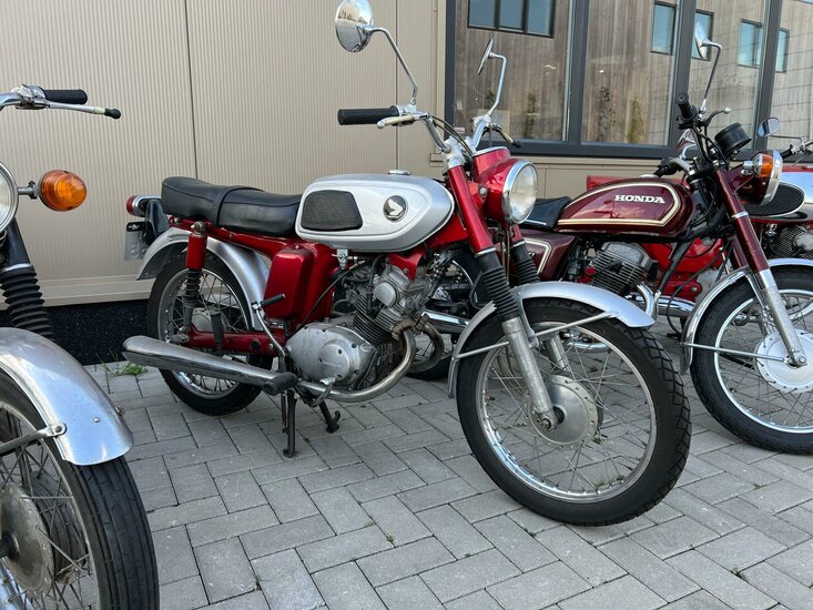 Honda SS125a mit niederl&auml;ndischem Nummernschild