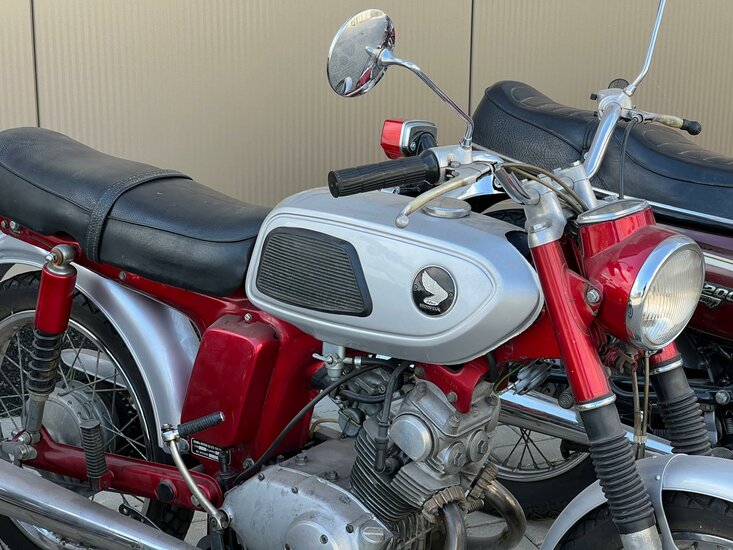 Honda SS125a mit niederl&auml;ndischem Nummernschild