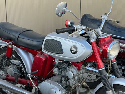 Honda SS125a mit niederländischem Nummernschild